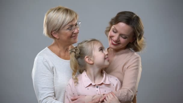 Nonna Figlia Nipote Che Abbracciano Sfondo Grigio Relazioni Fiducia — Video Stock