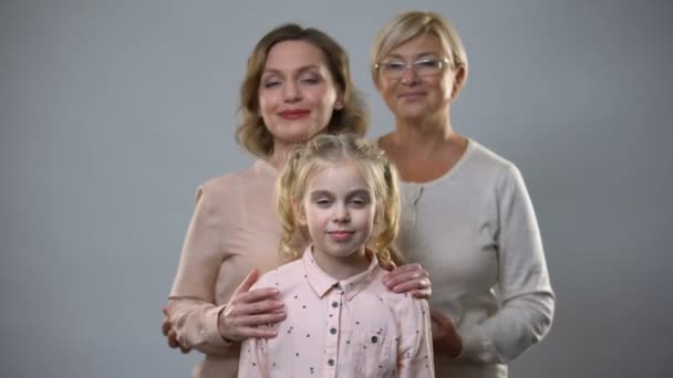 Mutter Und Oma Umarmen Mädchen Weibliche Unterstützung Und Pflege Kindererziehung — Stockvideo