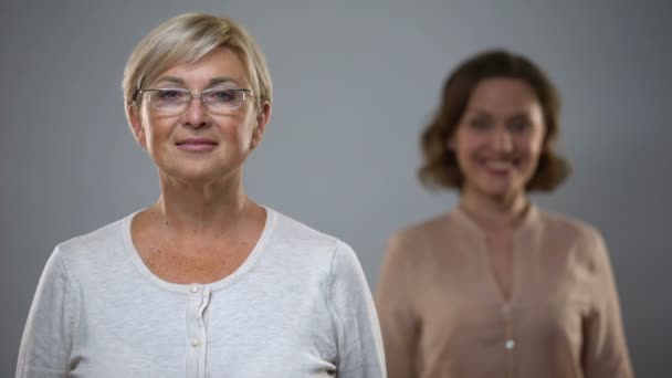 Hermosa Señora Madura Mirando Cámara Mujer Joven Sonriendo Detrás Pasado — Vídeos de Stock