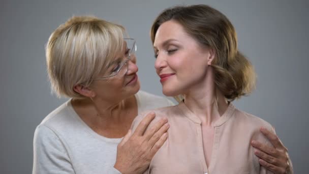 Madre Figlia Felice Guardando Nella Macchina Fotografica Teneri Rapporti Femminili — Video Stock