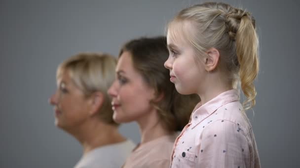 Niña Mujer Adulta Mujer Mayor Vista Lateral Generaciones Familiares Futuro — Vídeo de stock