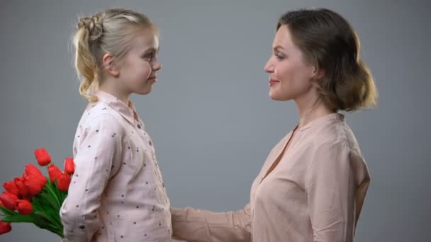 Tochter Überreicht Mutter Blumen Glückwünsche Zum Frauentag Überraschungsgeschenk — Stockvideo