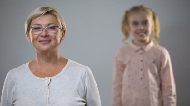 Hermosa Señora Mayor Mirando Cámara Niña Sonriendo Detrás Infancia Feliz — Vídeos de Stock