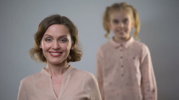 Menina Bonita Sorrindo Câmera Com Filha Loira Atrás Conexão — Vídeo de Stock