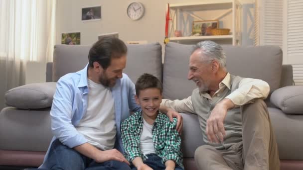 Gelukkige grootvader genieten van tijdverdrijf met zijn zoon en kleinzoon, Slow-Motion — Stockvideo