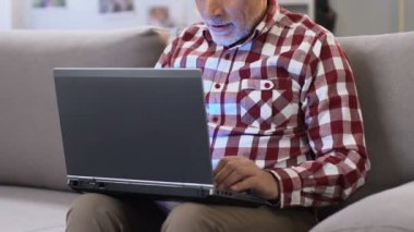 Mutlu adam işe hakkında e-posta okuma ellerini yükselen, emekliler için iş