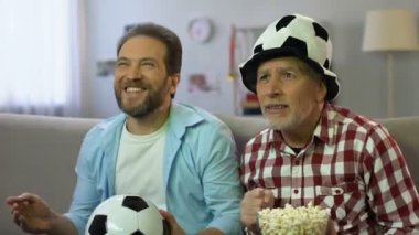 Son derece duygusal futbol hayranları favori takım, erkek aile boş destek