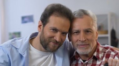 Yakışıklı oğul ve baba görünümlü kamera, dost ilişkileri, yakın çekim
