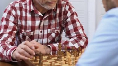 İki erkek arkadaş satranç oynarken, strateji üzerinde düşünme, ortak hobi, yakın çekim