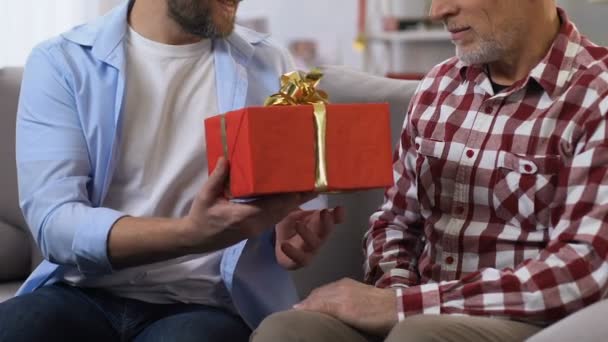 Yetişkin Oğul Baba, onu sarılma, sıcak aile ilişkileri hediye yapma — Stok video