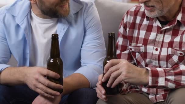 Vizinhos amigáveis conversando, bebendo cerveja na sala de estar, dependência de álcool — Vídeo de Stock