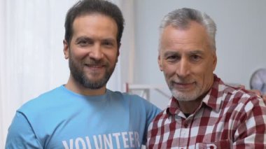 Gönüllü ziyaret ve Alzheimer hastalığı muzdarip olgun adam destek