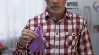 Mor Şerit, kanser ve Alzheimer hastalığı bilincini tutan sad yaşlı adam