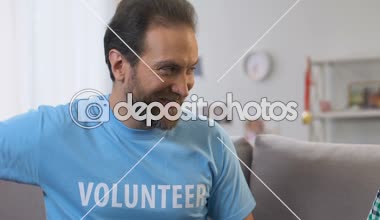 Erkek gönüllü küçük çocuk yetim rüya gerçekleştirmek, boks eldiven sunan