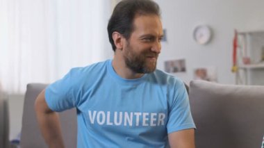 Sakallı gönüllü küçük çocuk mutlu ona futbol topu sunma yapma