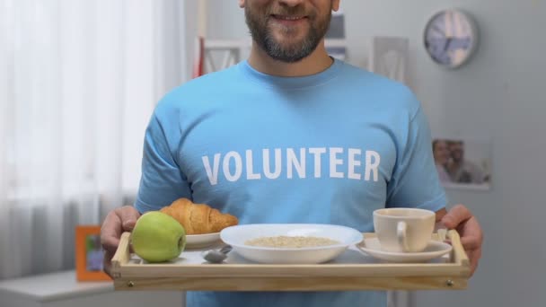 Bac de soutien bénévole joyeux avec petit déjeuner nutritif, aide aux personnes âgées et pauvres — Video