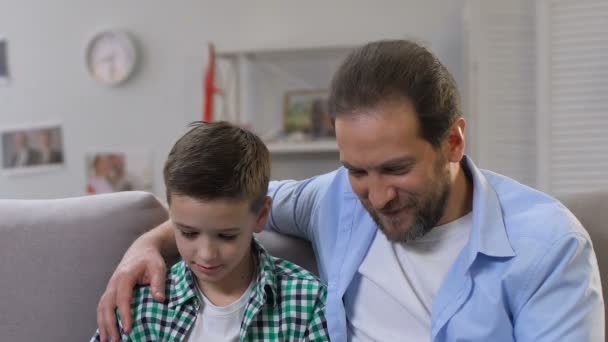 Vater und kleiner Sohn verbringen Zeit miteinander, spielen Spiele auf Smartphone, Wifi — Stockvideo
