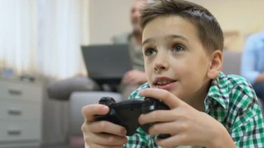 Çocuk oyun videogame, Büyükbaba arka planda dizüstü bilgisayar kullanarak, iletişim eksikliği