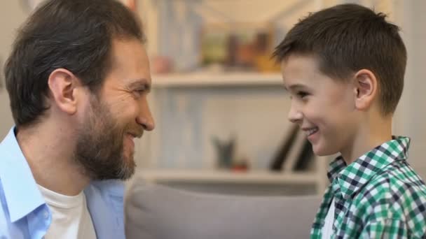 Батько і син торкаються лоба, спілкування і підтримки, дружні стосунки — стокове відео