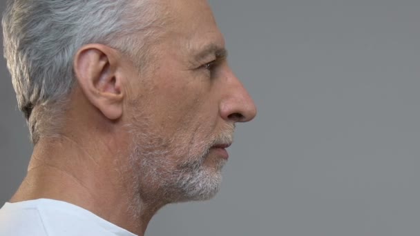 Viejo mirando a un niño pequeño, recuerdos infantiles, aislado sobre un fondo gris — Vídeos de Stock