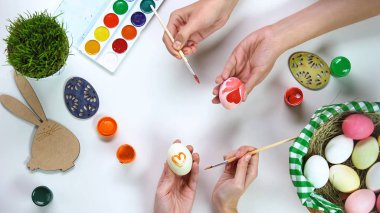 Yumurta, geleneksel Paskalya faaliyetleri için eğlence, mutlu tatil dekorasyon kadınlar