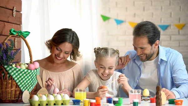 Rindo Família Pintando Ovos Para Celebração Páscoa Divertindo Infância Feliz — Fotografia de Stock