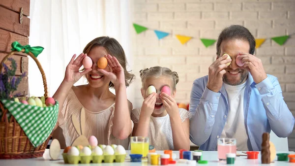 Família Alegre Divertindo Preparando Para Páscoa Colocando Ovos Coloridos Nos — Fotografia de Stock