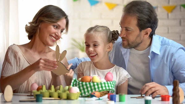 Família Admirando Brinquedo Madeira Forma Coelho Símbolo Páscoa Decoração Artesanal — Fotografia de Stock