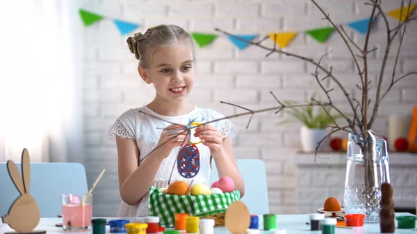 Menina Segurando Ovos Brinquedo Feitos Mão Decorando Galho Árvore Feriado — Fotografia de Stock