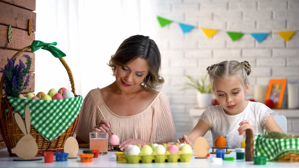 Figlia Madre Che Dipingono Uova Pasqua Con Colorante Colorato Che — Foto Stock