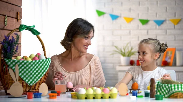 Mulher Ensinando Menina Pintar Ovos Para Férias Páscoa Lição Arte — Fotografia de Stock