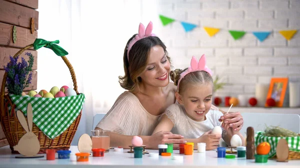 Mãe Ensinando Filha Decorar Ovos Família Bonito Headband Sentado Mesa — Fotografia de Stock