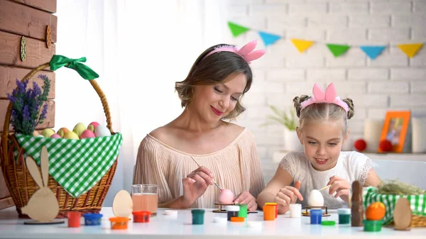 Mãe Menina Headbands Colorir Ovos Para Páscoa Desenvolvendo Relações Fortes — Fotografia de Stock