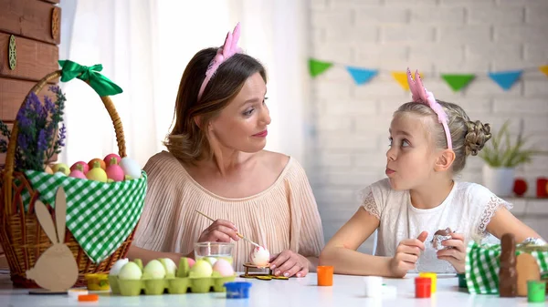 Mãe Espantada Olhando Para Filha Menina Comendo Ovo Chocolate Proibido — Fotografia de Stock