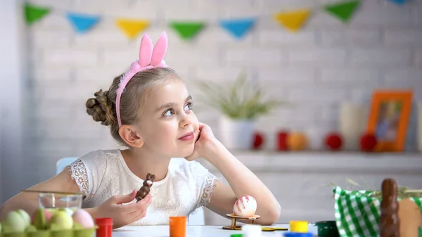 Dalgın Kız Paskalya Tatil Kutlaması Hakkında Rüya Çikolata Bunny Holding — Stok fotoğraf