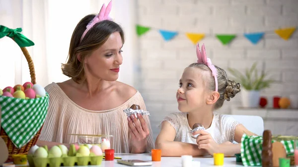 Bela Mãe Filha Headbands Engraçados Comer Ovos Chocolate Páscoa — Fotografia de Stock