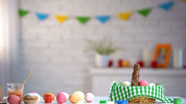 부활절 바구니 초콜릿 토끼와 테이블에 페인트 염색된 — 스톡 사진