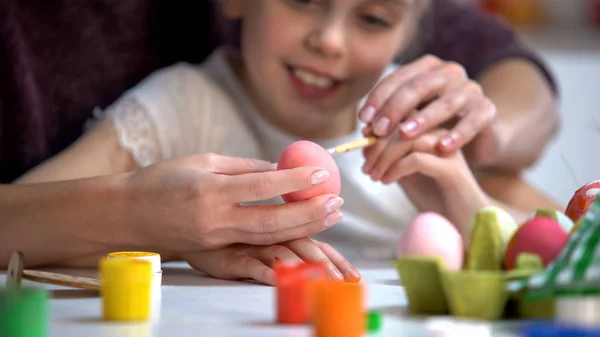 Madre Enseñando Hija Pintar Huevos Pascua Tradiciones Vacaciones Familiares Cepillo —  Fotos de Stock