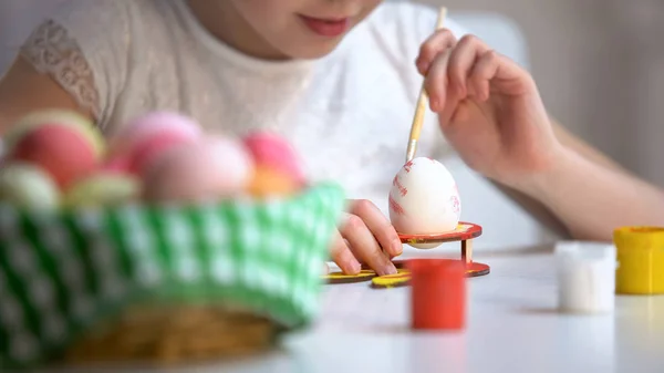 Creativa Niña Pintando Huevo Con Pincel Cesta Pascua Mesa Festival — Foto de Stock