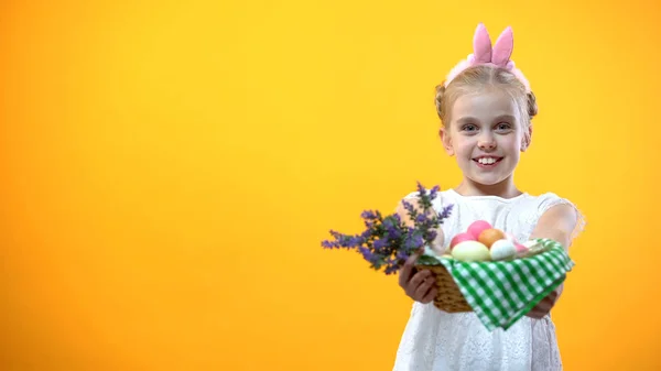 Criança Sorrindo Mostrando Cesta Com Ovos Coloridos Fundo Amarelo Páscoa — Fotografia de Stock