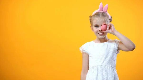 Brincalhão Menina Segurando Ovo Colorido Frente Olho Símbolo Páscoa Feriado — Fotografia de Stock