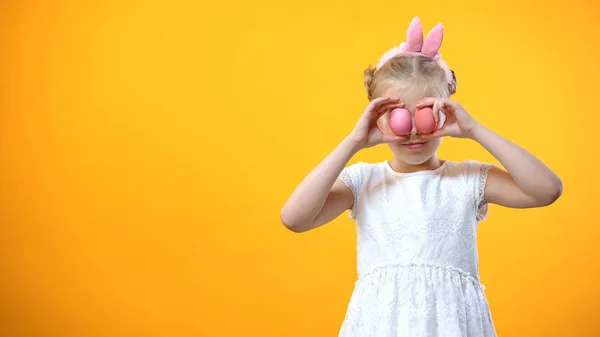 Menina Feliz Segurando Ovos Páscoa Coloridos Nos Olhos Frente Sorrindo — Fotografia de Stock