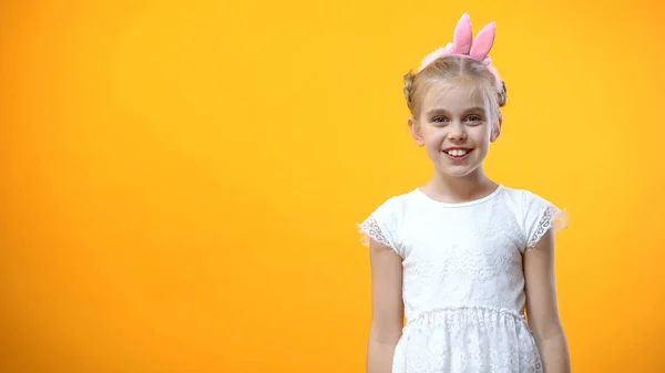 Веселая Девушка Кроличьих Ушах Улыбающаяся Ободок Изолированная Оранжевом Фоне — стоковое фото