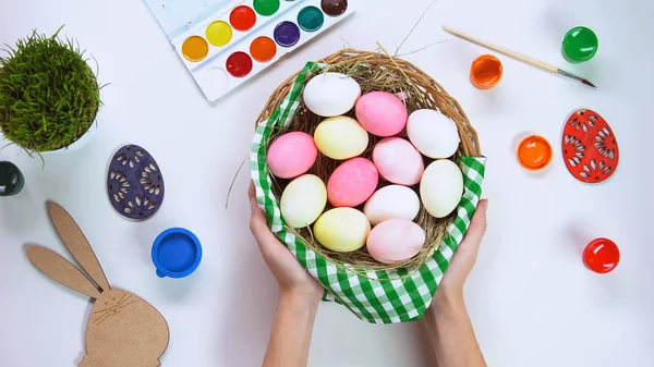 Manos Sosteniendo Cesta Con Huevos Mesa Pincel Decoración Pintura Escuela — Foto de Stock