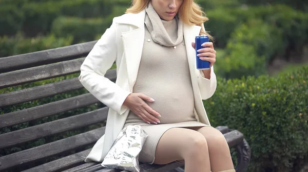 Беременная Женщина Пьет Газировку Парке Нездоровое Питание Безразличие Ребенку — стоковое фото