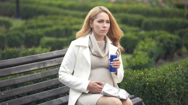 Irresponsible Expectant Drinking Unhealthy Soft Drink Bench Baby Health Care — Stock Photo, Image