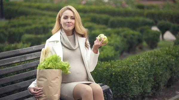 Souriant Attente Dame Manger Pomme Fraîche Sur Banc Avec Sac — Photo