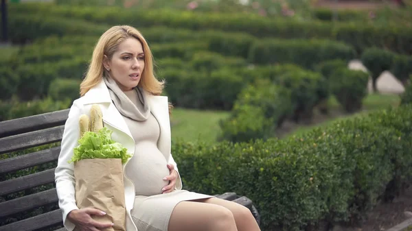 Tired Pregnant Female Sitting Park Bench Holding Grocery Bag Expecting — Stock Photo, Image