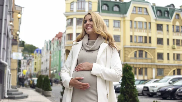Blond Stylowe Matki Głaskanie Brzucha Oczekiwanie Poród Szczęście — Zdjęcie stockowe