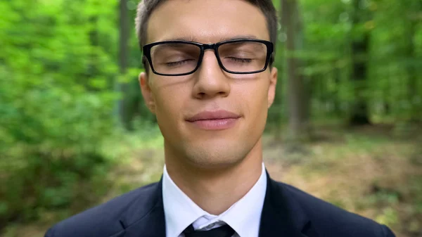 Empresário Com Olhos Fechados Floresta Sonhando Para Trabalhar Natureza Close — Fotografia de Stock